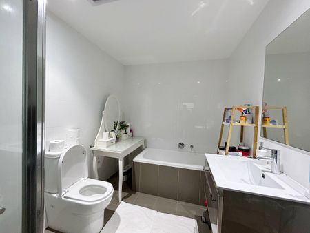 Luxury 2 Bedroom Apartment for Rent in the Centre of Parramatta - Photo 4