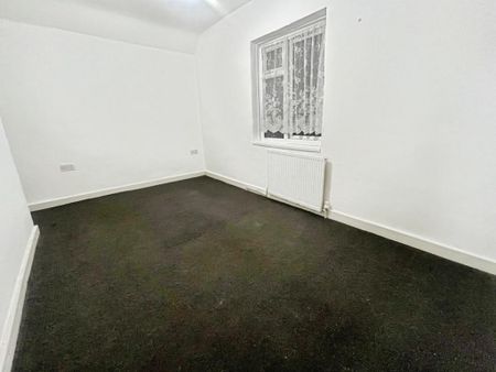 4 bedroom end of terrace house to rent - Photo 3