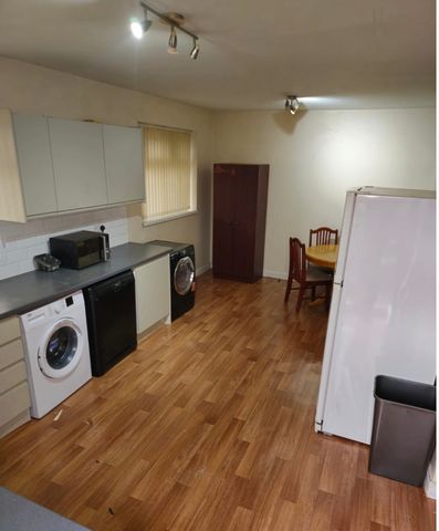 Ash Road, Headingley - Photo 4