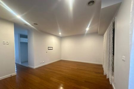 Stunning Three Bedroom Townhouse - Photo 2