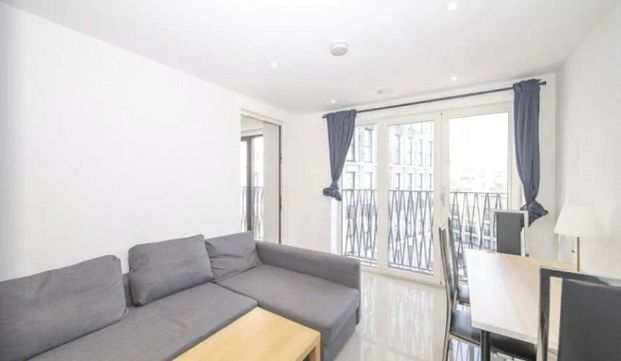 1 bedroom flat in London - Photo 1