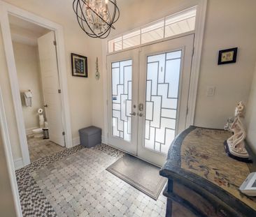 7868 Odell Cres, Niagara Falls - Stunning 4 Bedroom Main Unit - Photo 5