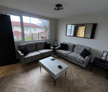 Stonecliffe Lawn (Room 4), Farnley, Leeds - Photo 2