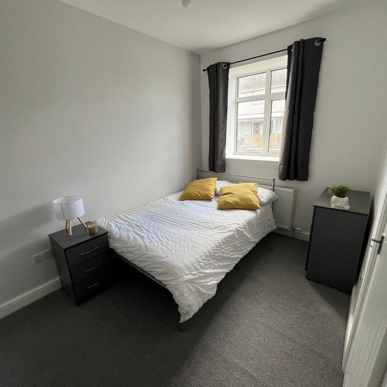 11 bedroom house share to rent - Photo 1