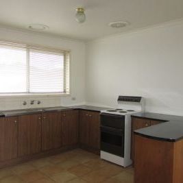 1 bedroom unit in quiet complex - Photo 4