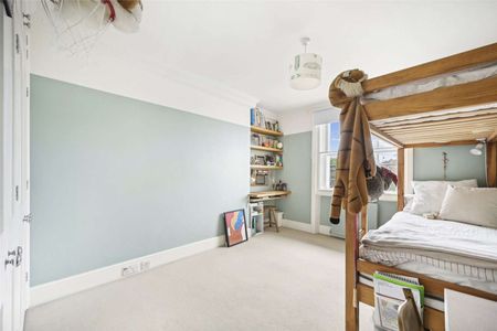 Spacious three bedroom split level apartment with study. - Photo 4