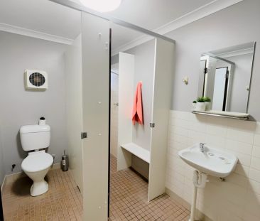 Six Bedrooms Lakeside - Photo 5