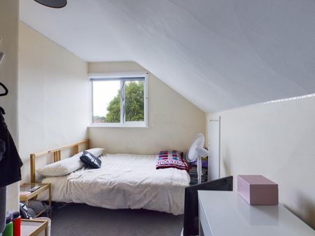 Shepperton Road, Staines-upon-Thames, Surrey,TW18 - Photo 2