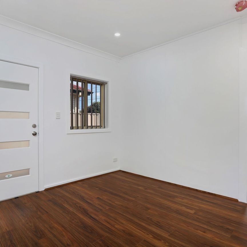 Modern Free Standing Flat - Photo 1