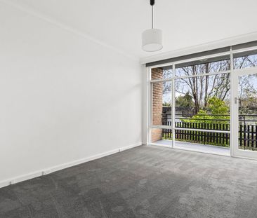 Spacious Apartment in an Exceptional St Kilda Location - Photo 3