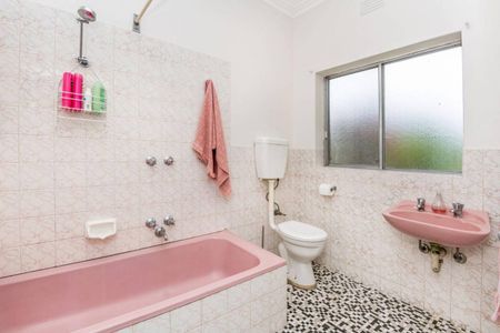 NEAT UNIT IN A GREAT LOCATION! - Photo 5