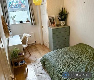 1 bedroom in a flat share to rent - Photo 2