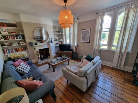 2 Bed Maisonette, Queenstown Road, SW8 - Photo 2