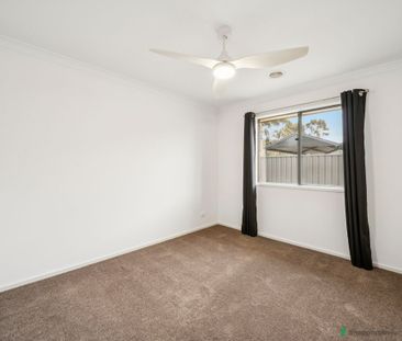 Lovely Family Home with Great Shedding! - Photo 3