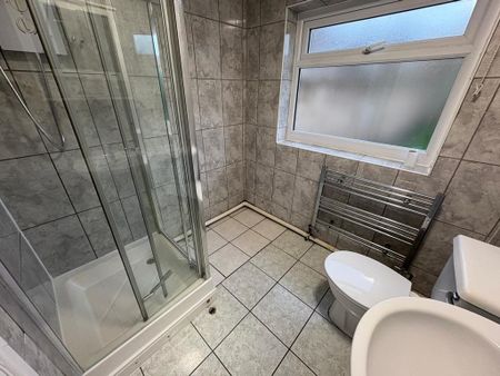 1 bedroom in a house share to rent - Photo 4