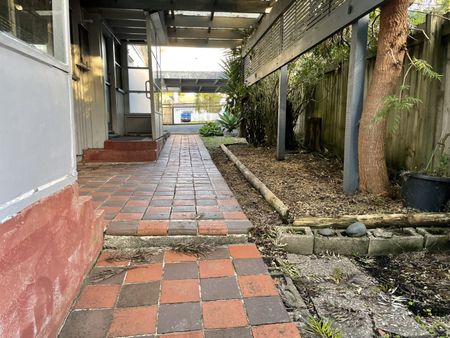 Property Management19 Golf Road, New Lynn - House for Rent - Photo 2