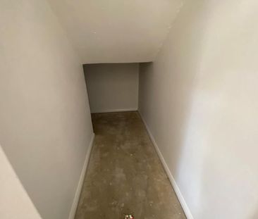 Spacious 3 Bedroom, 3 Bathroom Home Found In Quiet Block Of 4, Refu... - Photo 4