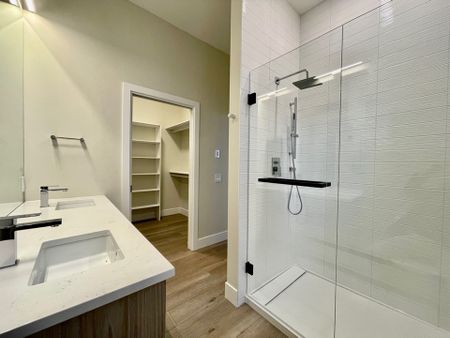 3 BED, 3 BATH HOME – WEST HARBOUR, LAKE – POOL – PICKLEBALL – GYM - Photo 3