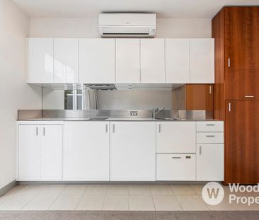 Stylish Sun-Filled Apartment Opposite Albert Park – Private Courtya... - Photo 3