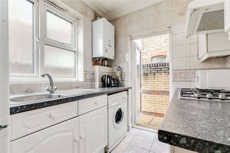 One bedroom flat on Tooting Bec Road with excellent transport links via Tooting Bec Underground Station. - Photo 5