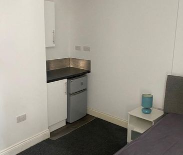 1 bedroom in a house share to rent - Photo 4