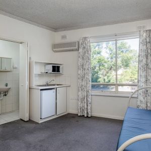 MULTIPLE BEDROOMS LOCATED CITY FRINGE!!! APPLY NOW! - Photo 2