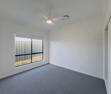 Stunning New Home in Lovely Lochinvar - 3 Beds, 2 Bath, Ducted Air ... - Photo 4