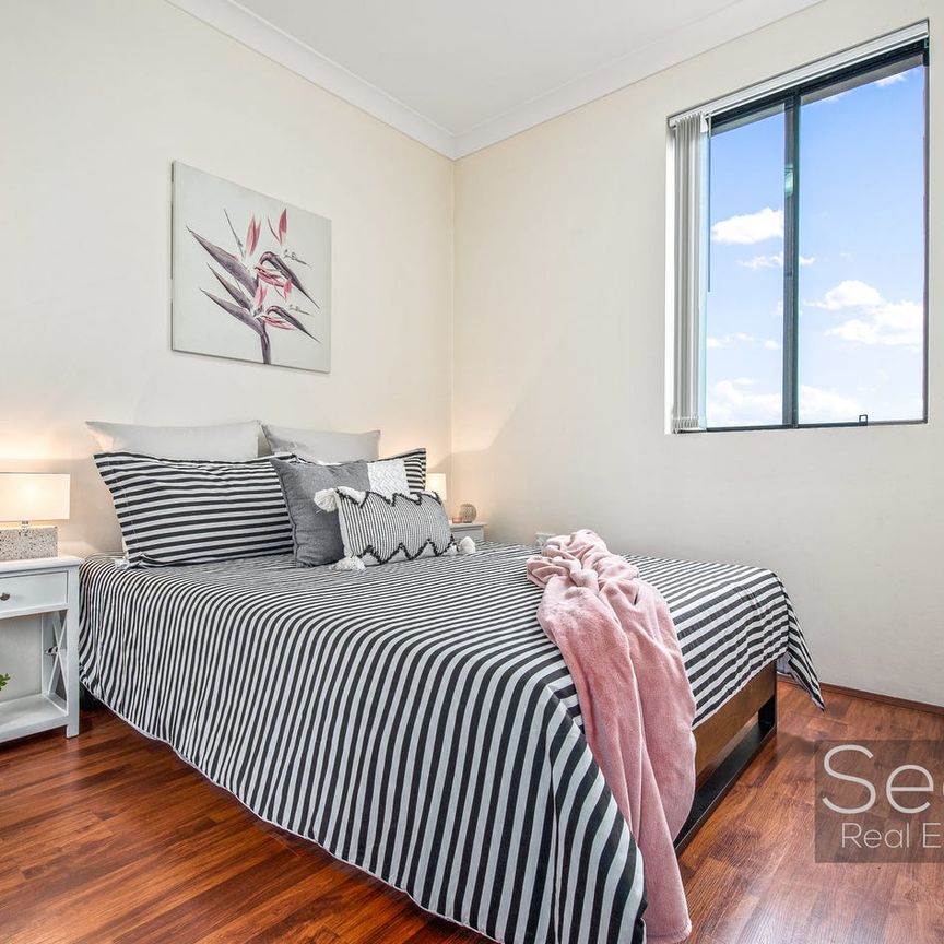 Full Brick, North-facing, 5 Minutes Walk to Station and Shops - Photo 1