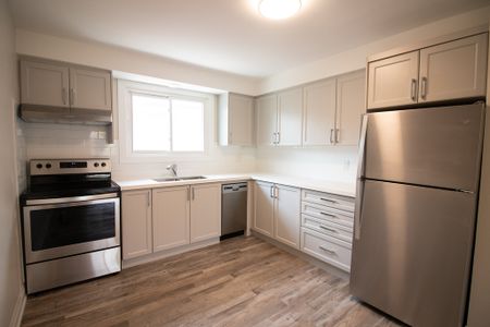 **STUNNING** 3 Bedroom Main Unit in Hamilton!! - Photo 5
