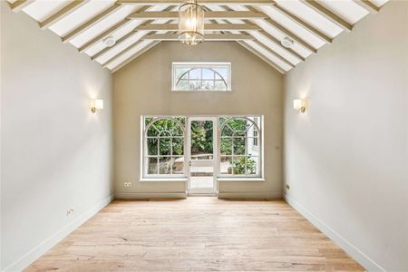 Beautifully renovated five bedroom school house conversion in Petersham - Photo 4