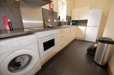 3 bedroom Flat in 1 Low Close Street, Leeds - Photo 5