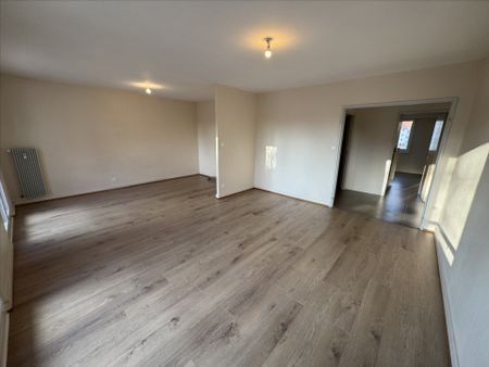 Location Appartement 5 pièces 98m² - Photo 2