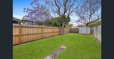 Three Bedroom Family Home with Parking! - Photo 4