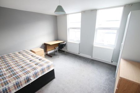 6 Bed Terraced House, Grange Avenue, RG6 - Photo 3