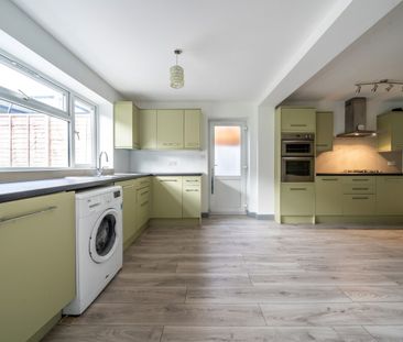 3 bedroom house to rent Whitehawk Road, BN2 - Photo 2