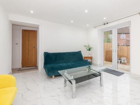 4 bedroom detached house to rent - Photo 2