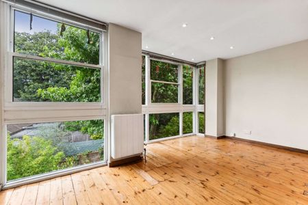 A modern town house with roof terrace and garden in Petersham's popular Meadow Close - Photo 4