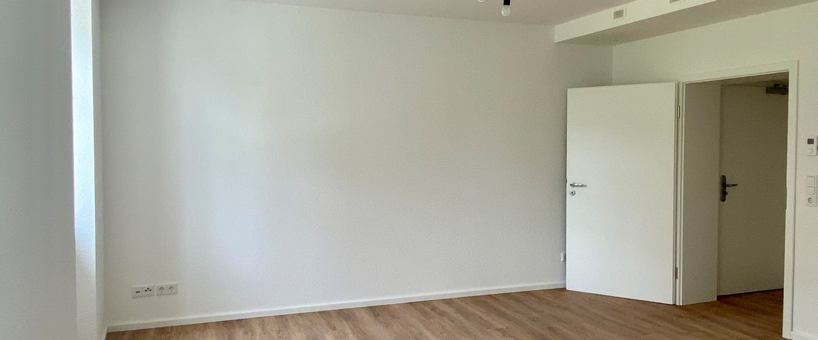 Helle 2-Raumwohnung mit EBK, Aufzug & Balkon - Foto 1