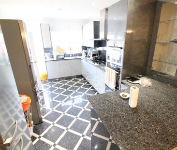 1 bedroom in a house share to rent - Photo 2
