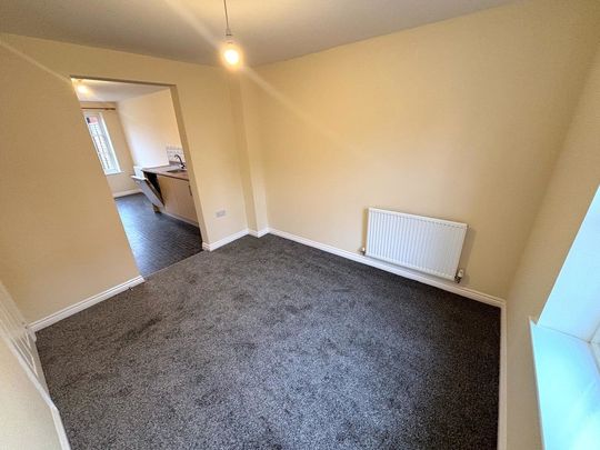 3 bedroom end of terrace to let - Photo 1