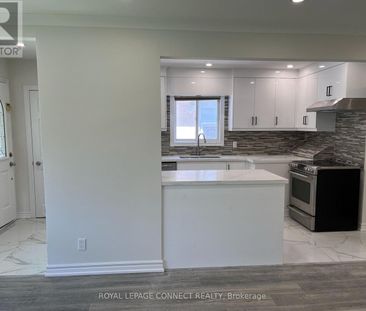 54 Foxrun Avenue – Toronto W05, Ontario - Photo 2