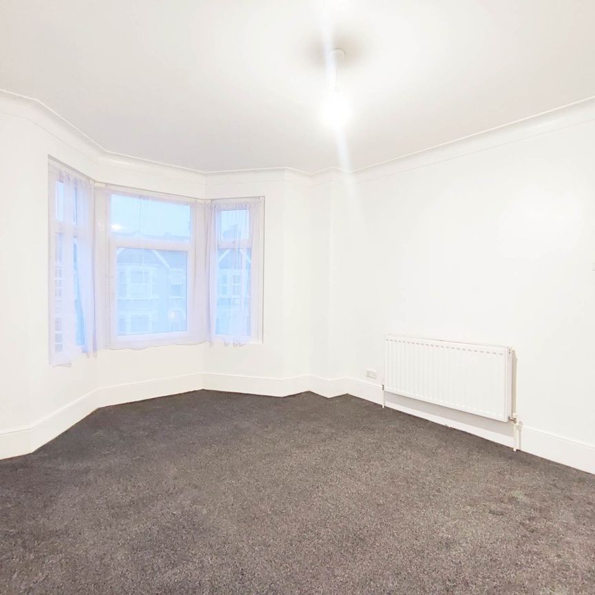 Price £2,800 pcm - Available Now - Part Furnished - Photo 1