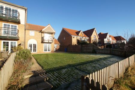 3 bedroom Semi-Detached House to let - Photo 3