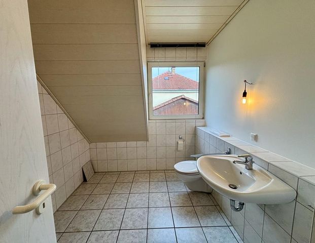 Eine 3-Zimmer Dachgeschosswohnung in Wiesbaden-Naurod sucht neue Bewohner! - Photo 1