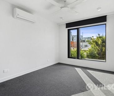Modern home only steps away from Chapel Street - Photo 2