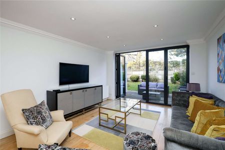 A beautifully presented and contemporary end of terrace house with a driveway. - Photo 2