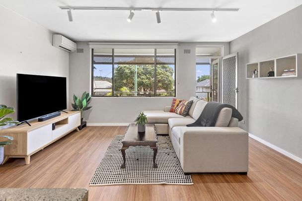 Stylish apartment in central leafy pocket - Photo 1