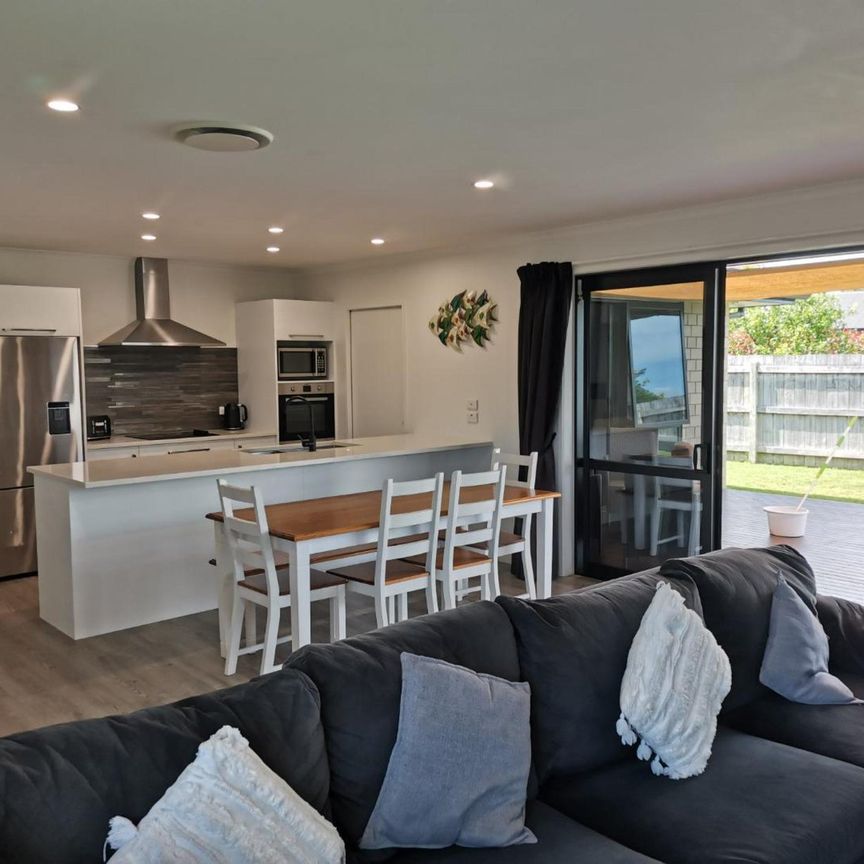 Family living close to beaches - Photo 1