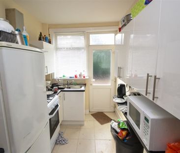 4 Bedroom Semi Detached To Rent in Lenton - Photo 1