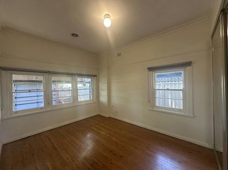 Cozy 3-Bedroom Home in Central Bathurst - Photo 2